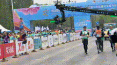 股票杠杆 冲线！“天工”夺得全球首个人形机器人半马冠军